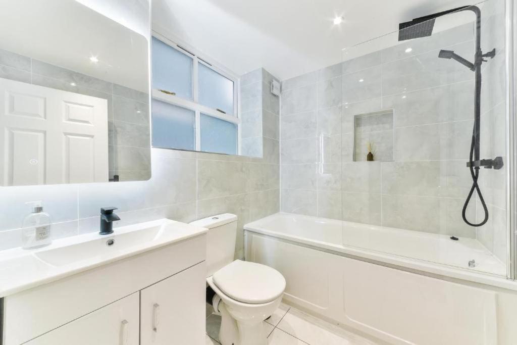 דירות Greater London, 1 Bed London Flat, Parking, Nr Metro Stations, 15Mins To לונדון מראה חיצוני תמונה