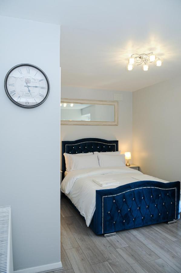 דירות Greater London, 1 Bed London Flat, Parking, Nr Metro Stations, 15Mins To לונדון מראה חיצוני תמונה