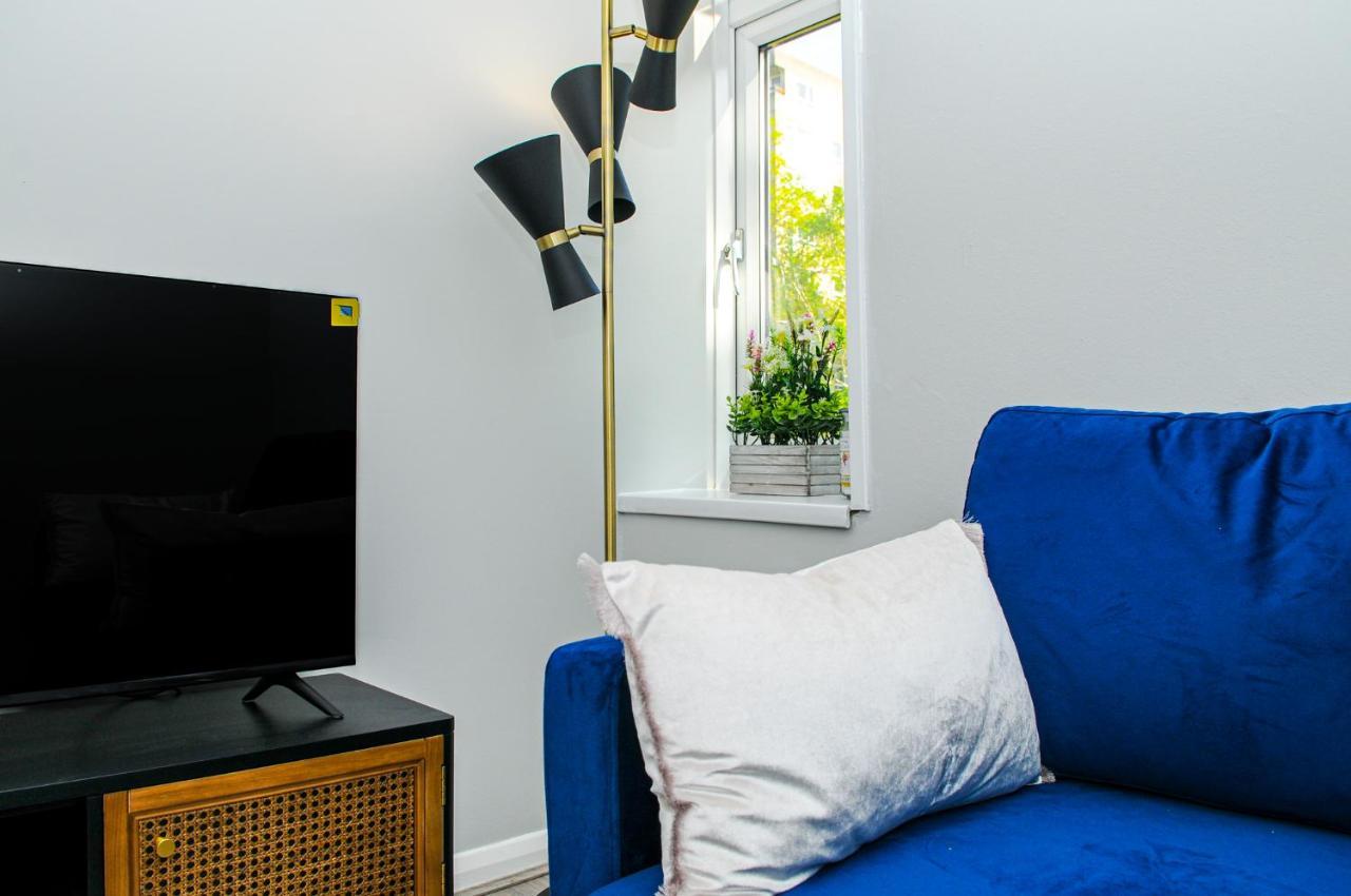 דירות Greater London, 1 Bed London Flat, Parking, Nr Metro Stations, 15Mins To לונדון מראה חיצוני תמונה